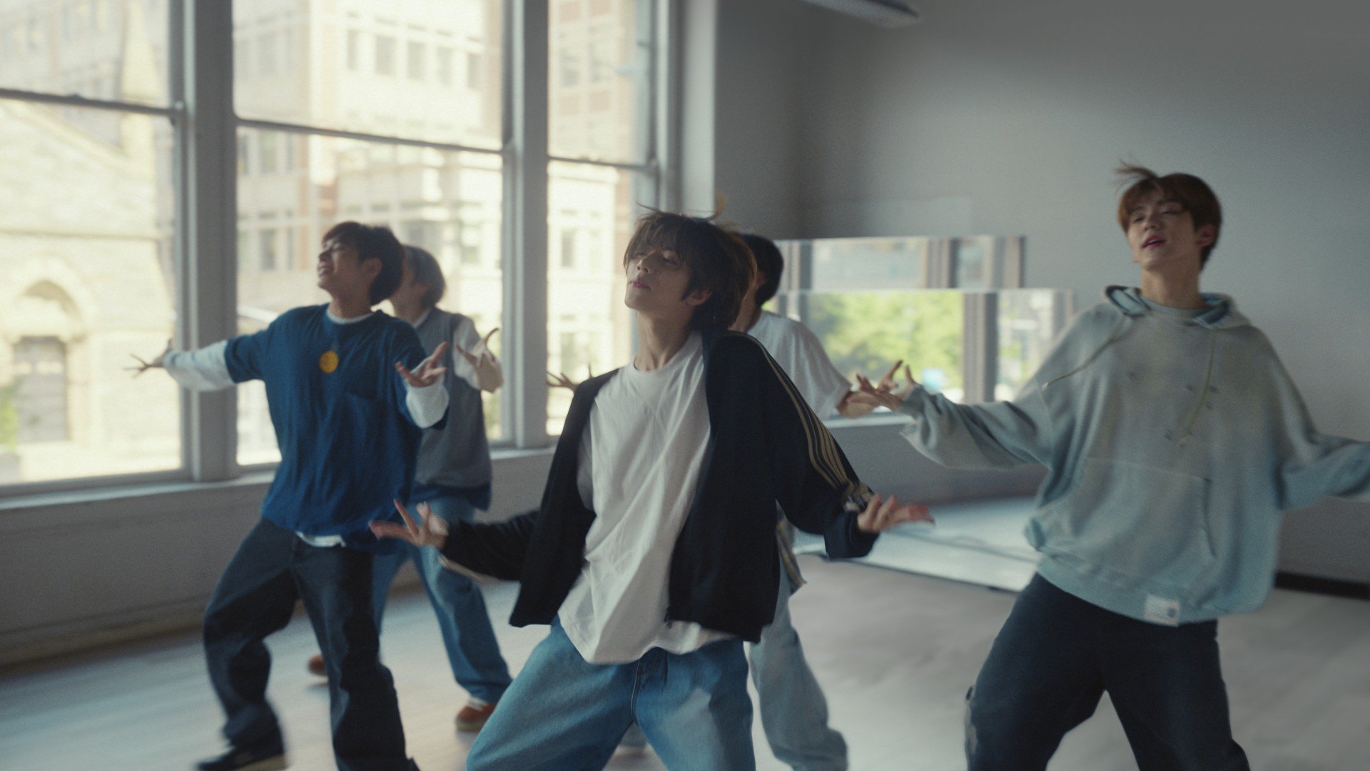 Samsung’dan Ünlü K-pop Grubu TOMORROW X TOGETHER’ın Yorumuyla Galaxy Şarkısı: “Open Always Wins”